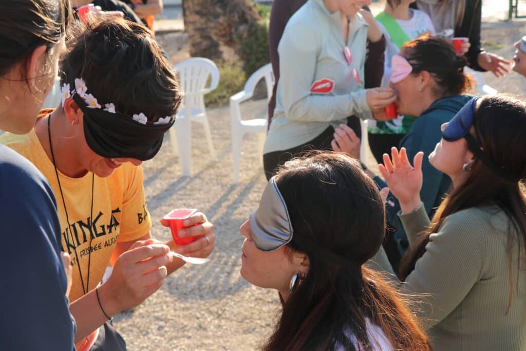 Amigos disfrutando de una despedida de soltero en el parque multiaventura